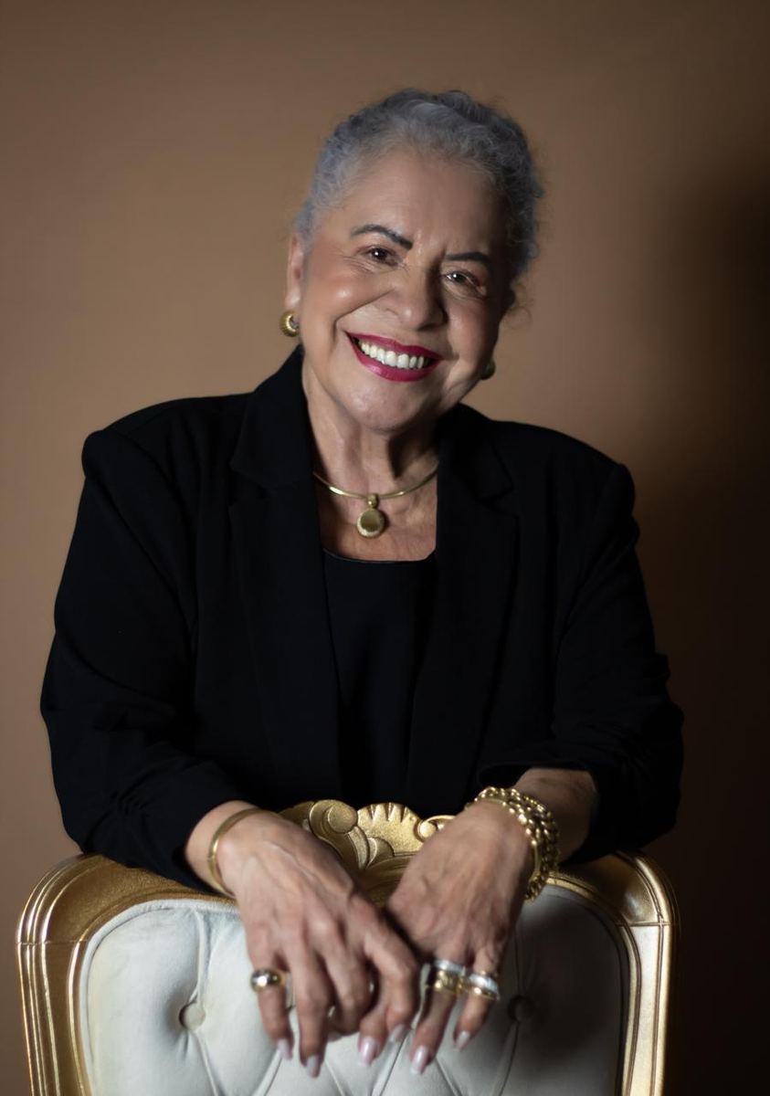 Pastora Tânia Tereza sorrindo
