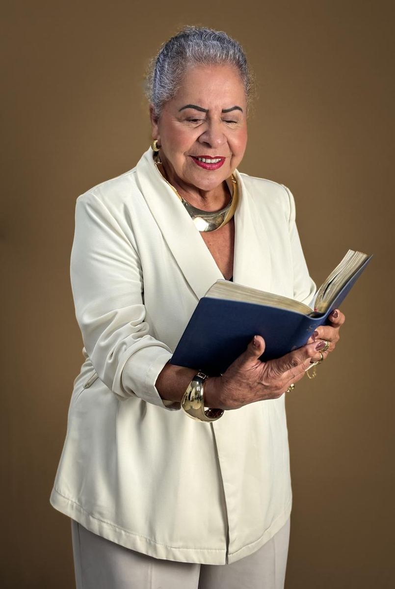 Pastora Tânia Tereza lendo a Bíblia