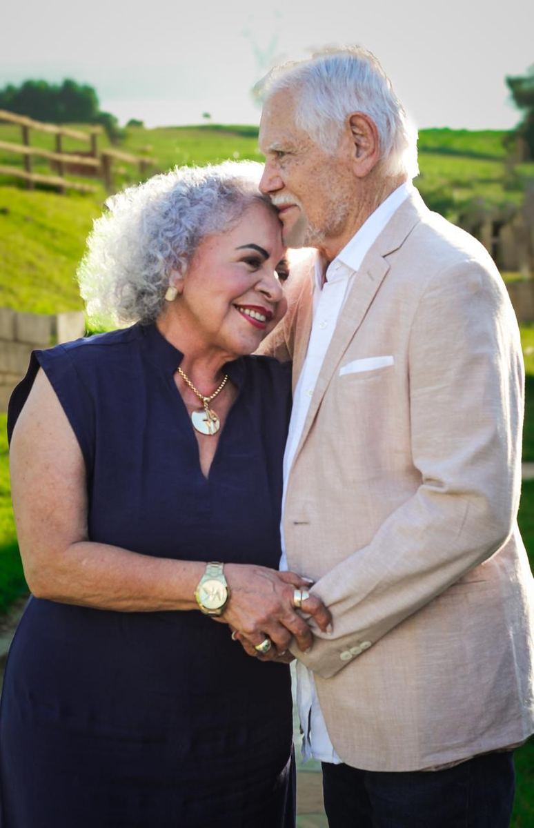 Pastora Tânia Tereza e o marido ao ar livre
