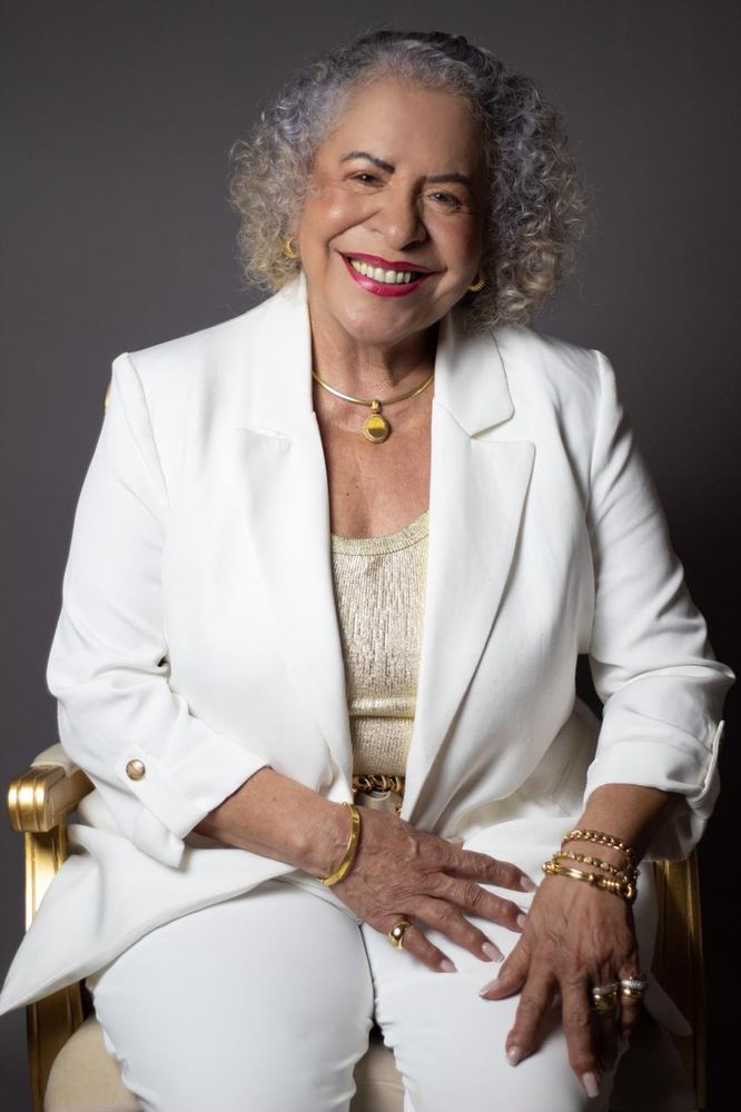 Pastora Tânia Tereza de terno branco