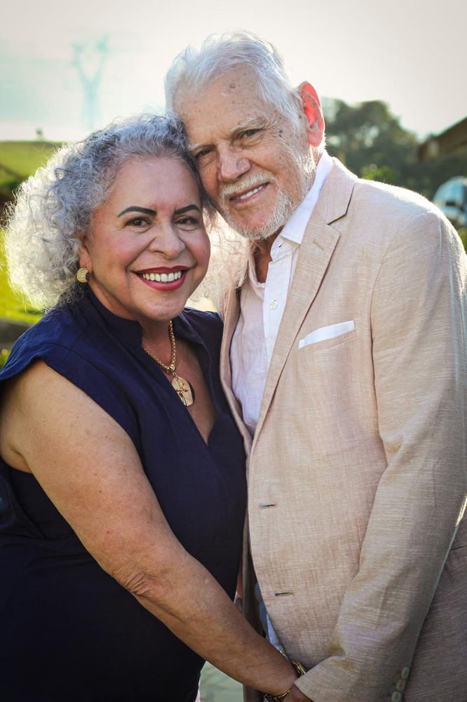 Pastora Tânia Tereza e o marido sorrindo