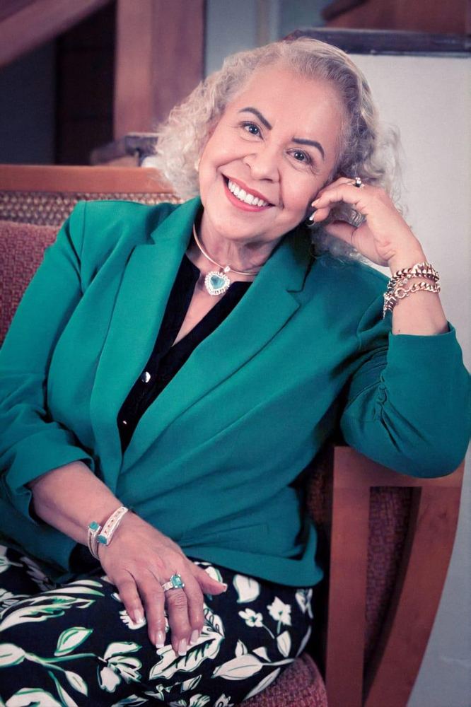 Pastora Tânia Tereza de verde, sorrindo
