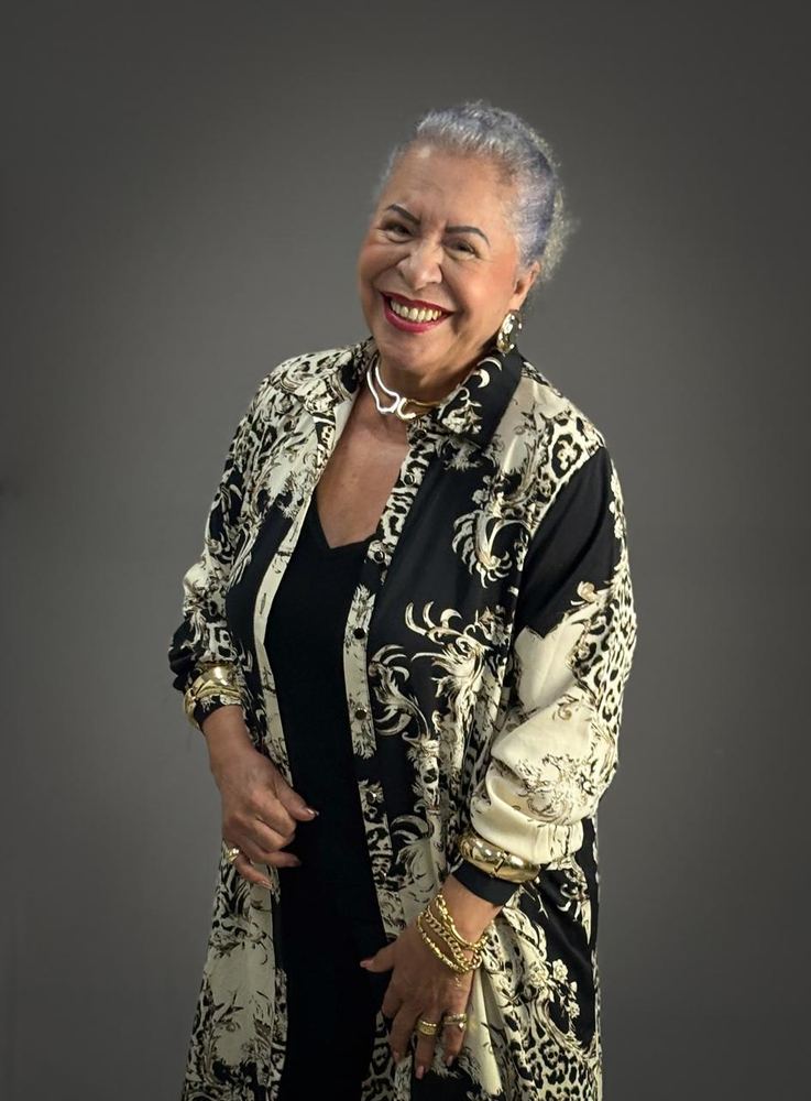 Pastora Tânia Tereza rindo