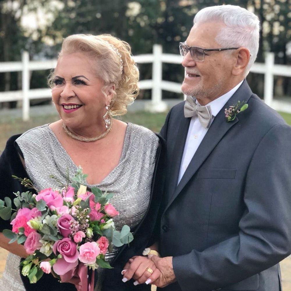 Pastora Tânia Tereza segurando um buquê ao lado do marido